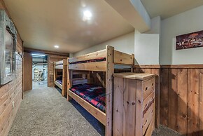 Well-appointed Alto Cabin w/ Fire Pit & Pool Table