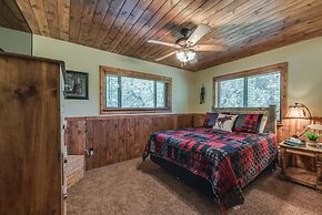 Well-appointed Alto Cabin w/ Fire Pit & Pool Table