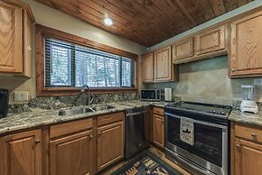 Well-appointed Alto Cabin w/ Fire Pit & Pool Table