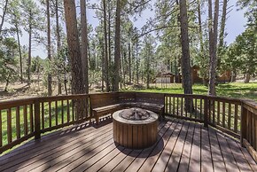 Well-appointed Alto Cabin w/ Fire Pit & Pool Table