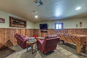 Well-appointed Alto Cabin w/ Fire Pit & Pool Table