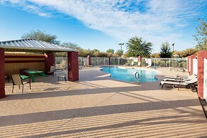 2 Mi to Hospital: Glendale Getaway Near Golf!