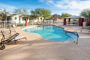 2 Mi to Hospital: Glendale Getaway Near Golf!