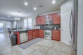 2 Mi to Hospital: Glendale Getaway Near Golf!