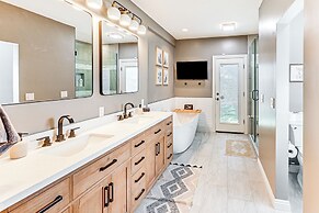 Tempe Retreat w/ Saltwater Pool & Grill!