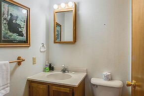 Bryson City Cabin w/ Hot Tub, Views & Pool Table!