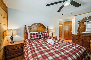 Bryson City Cabin w/ Hot Tub, Views & Pool Table!