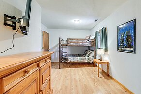 Bryson City Cabin w/ Hot Tub, Views & Pool Table!