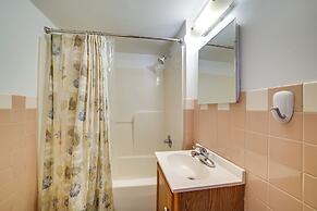 Walk to Beach & Lake: Idyllic Escape in Edinboro!