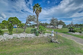 5 Mi to Rockport Beach Park: Studio w/ Porch!