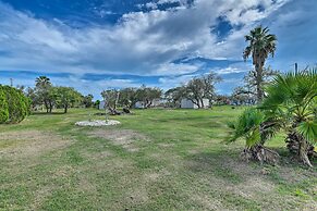 5 Mi to Rockport Beach Park: Studio w/ Porch!