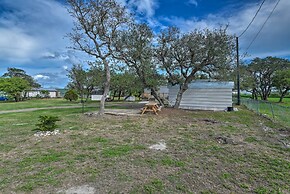 5 Mi to Rockport Beach Park: Studio w/ Porch!