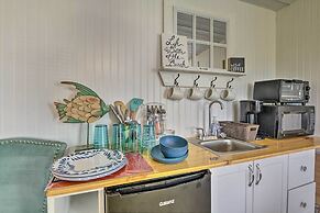 5 Mi to Rockport Beach Park: Studio w/ Porch!