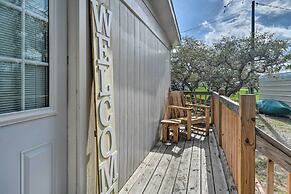 5 Mi to Rockport Beach Park: Studio w/ Porch!