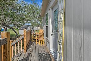 5 Mi to Rockport Beach Park: Studio w/ Porch!