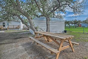 5 Mi to Rockport Beach Park: Studio w/ Porch!