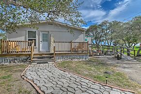 5 Mi to Rockport Beach Park: Studio w/ Porch!