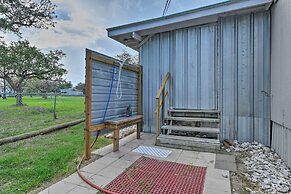 5 Mi to Rockport Beach Park: Studio w/ Porch!