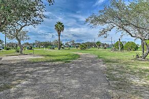 5 Mi to Rockport Beach Park: Studio w/ Porch!