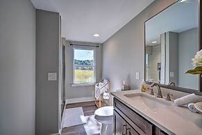 Scenic Home on 20-acre Farm: Families Welcome