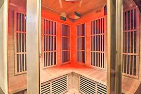 Sunroom, Fire Pit + Sauna: Lake Locust Village Gem