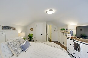 Family Home, 1 Block to Lake Michigan Beach!