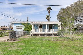 Cozy Cottage w/ Patio < 2 Mi to Rockport Beach!