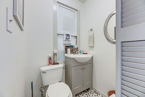 Cozy Cottage w/ Patio < 2 Mi to Rockport Beach!