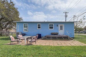 Cozy Cottage w/ Patio < 2 Mi to Rockport Beach!