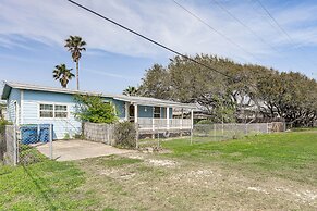 Cozy Cottage w/ Patio < 2 Mi to Rockport Beach!