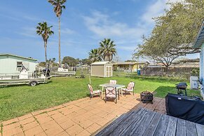 Cozy Cottage w/ Patio < 2 Mi to Rockport Beach!