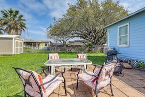 Cozy Cottage w/ Patio < 2 Mi to Rockport Beach!