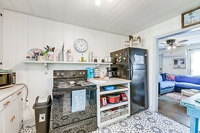 Cozy Cottage w/ Patio < 2 Mi to Rockport Beach!