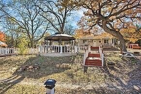 Deck, Grill & Yard: Pet-friendly Van Alstyne Gem!