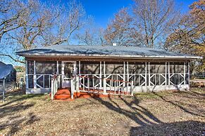 Deck, Grill & Yard: Pet-friendly Van Alstyne Gem!