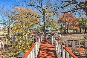 Deck, Grill & Yard: Pet-friendly Van Alstyne Gem!