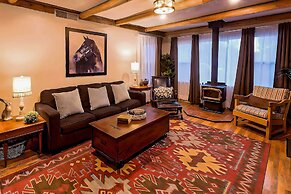 Pet-friendly Clovis Home: Yard, Pergola & Hot Tub