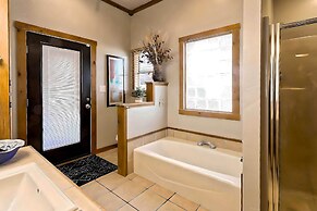 Pet-friendly Clovis Home: Yard, Pergola & Hot Tub