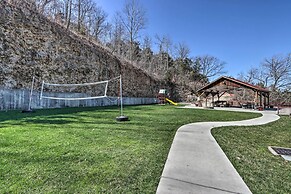 Lakefront Missouri Condo w/ Pool Access & Balcony