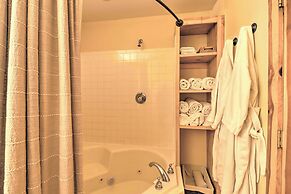 Mountain View Cabin w/ Wraparound Deck!