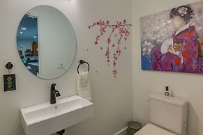 Modern Fairview Retreat: Spacious Deck + Mtn View!