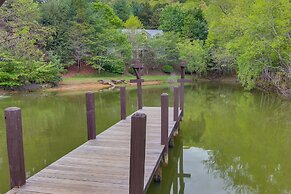 Modern Fairview Retreat: Spacious Deck + Mtn View!