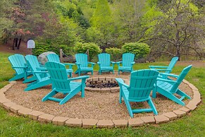 Modern Fairview Retreat: Spacious Deck + Mtn View!