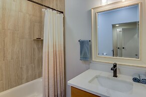 Modern Fairview Retreat: Spacious Deck + Mtn View!