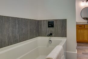 Modern Fairview Retreat: Spacious Deck + Mtn View!