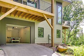 Modern Fairview Retreat: Spacious Deck + Mtn View!
