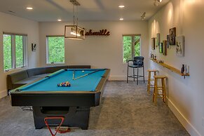 Modern Fairview Retreat: Spacious Deck + Mtn View!