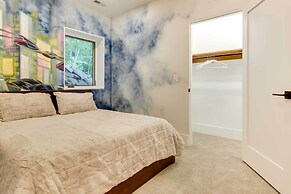 Modern Fairview Retreat: Spacious Deck + Mtn View!