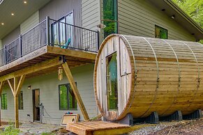 Modern Fairview Retreat: Spacious Deck + Mtn View!