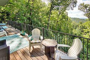 Modern Fairview Retreat: Spacious Deck + Mtn View!